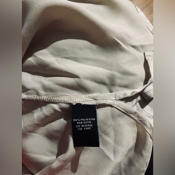 Premise Women’s V-Neck Satin Blouse Size Large - Picture 9 of 10